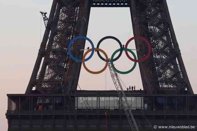 Gigantische olympische ringen sieren Eiffeltoren