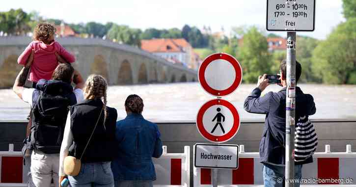 Lage in Regensburg entspannt sich: Schutzelemente bleiben