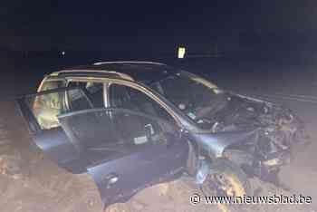 Auto belandt op aardappelveld: Fransman (35) gewond