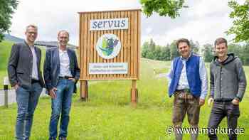 Ein „Servus“ als Willkommen: Drei neue Ortseingangstafeln in Fischbachau