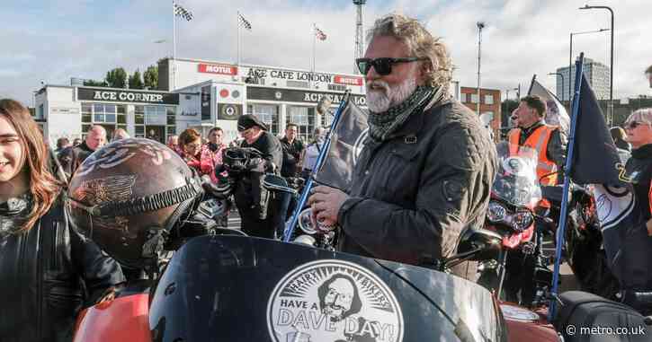 Hairy Biker Si King emotional as thousands gather at Dave Myers celebration