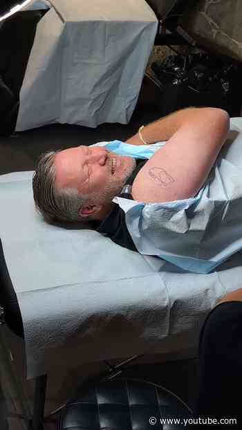 F1 Driver Lando Norris Tattooing His Boss Zak Brown?! 😂