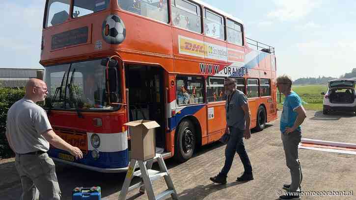 Beroemde Oranjebus vertrekt uit Brabant voor EK voor 50e Oranjemars