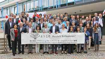 Japanische Delegation schaut sich Wolfsburg von oben an