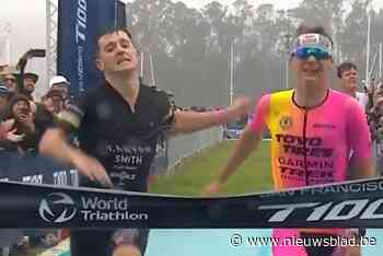 VIDEO. Marten Van Riel wint slopende triatlon van 100 kilometer na... fotofinish!