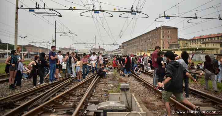 Torino, manifestanti Pro Palestina occupano i binari alla stazione Porta Nuova: circolazione dei treni interrotta