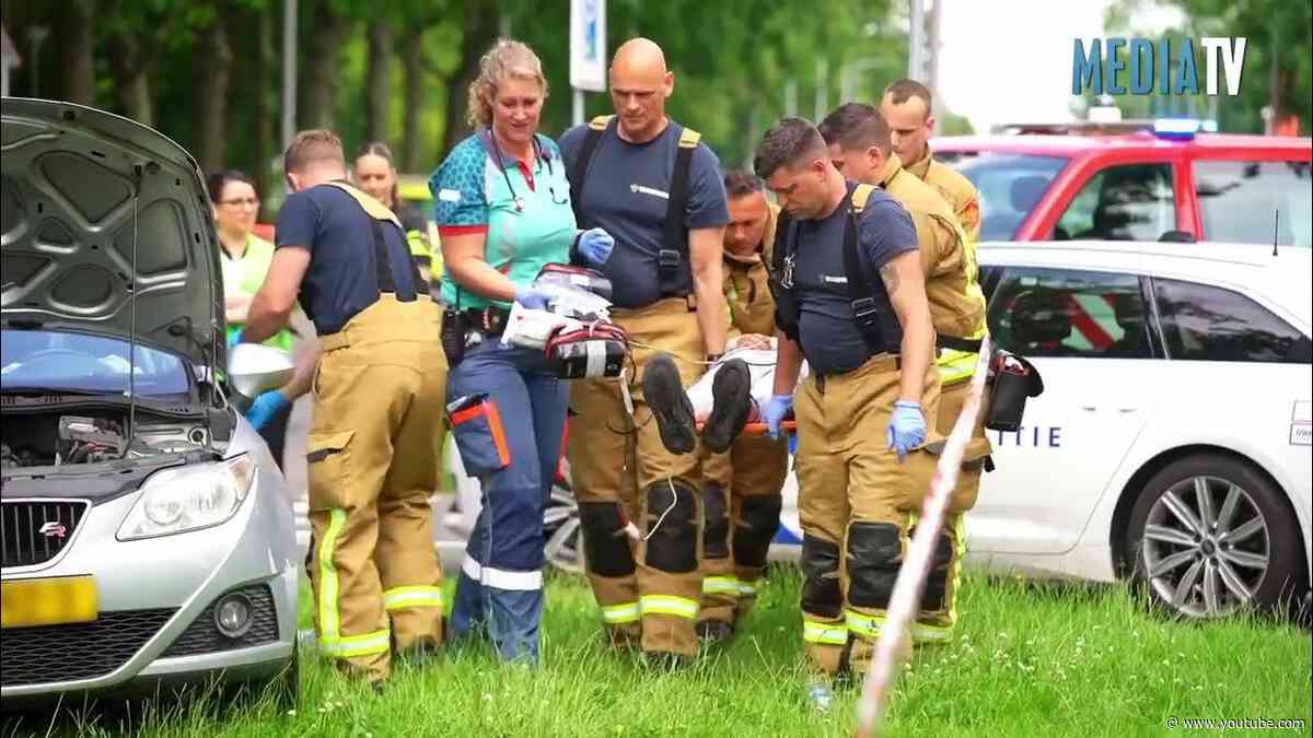 Brandweer bevrijdt slachtoffer uit auto na aanrijding Oldegaarde Rotterdam