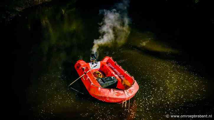 Verlaten brandend bootje dobbert op Dommel, verkeerschaos na sluiten brug