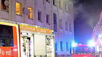 Rettungskräfte unter Verletzten: Wohnhaus in Solingen brennt - 22 Verletzte