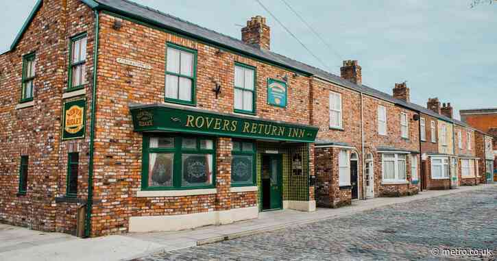 Two Coronation Street legends rushed to hospital after tragedy strikes
