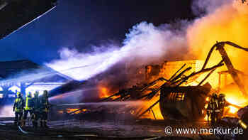 Feuer wohl durch Blitzeinschlag: Stall steht mitten in der Nacht in Flammen