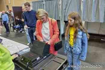 Dorien Cuylaerts (N-VA) neemt oudste dochter mee naar stembureau