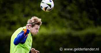 Frenkie de Jong weer op trainingsveld bij Oranje: ‘Volgende stap gezet, maar hij kan nog geen wedstrijden spelen’