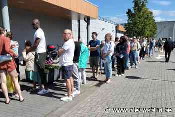 Lange wachttijden in stembureaus in De Populier, gelukkig schijnt de zon