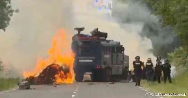 Francia, scontri alla mobilitazione contro l’autostrada A69 Castres-Tolosa. Lanci di lacrimogeni e petardi