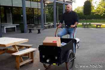 Voorzitter bureau Herk-de-Stad brengt stembrieven rond met bakfiets: “Mijn vrouw had de auto nodig”