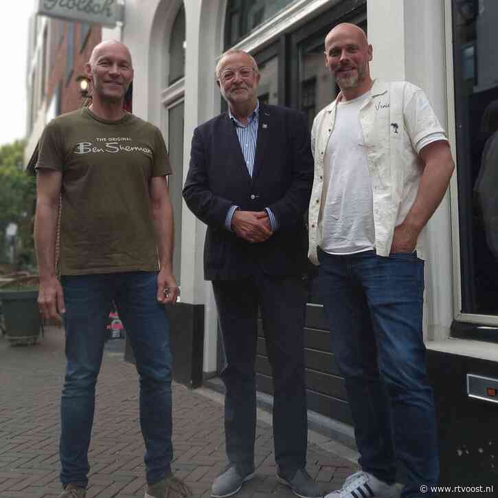 Jarig Café Stonewall in Enschede: “Goed dat er een plek is waar je jezelf kunt zijn”