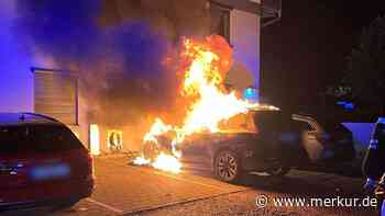Elektroauto geht in Flammen auf – Feuerwehr verhindert Schlimmeres