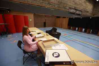 Hoe gaat het eraan toe in het grootste stemlokaal van Hasselt? “Veel paperassen voor een elektronisch stemlokaal”