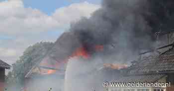 Dak ingestort door grote brand bij woning met rieten kap: ‘Beschouwen huis als verloren’