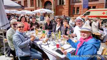 Rostocker genießen Frühstück für den guten Zweck beim 11. Bürgerbrunch