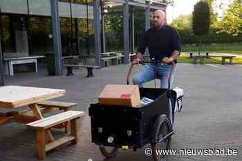 Voorzitter bureau Herk-de-Stad brengt stembrieven rond met bakfiets: “Mijn vrouw had de auto nodig”