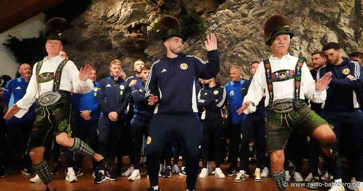 Schottlands Nationalteam in Bayern empfangen: McGinn tanzt