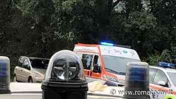 Incidente a Lariano, scontro tra tre auto: una vettura sale su un'altra. Un morto e sei feriti