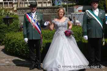 Königin zieht beim Schützenfest in Altenbeken-Buke alle Blicke auf sich