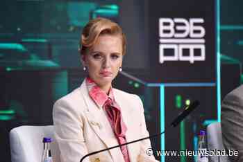 Dochters van Poetin verschijnen tijdens zeldzaam optreden op economisch forum in Sint-Petersburg
