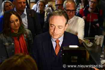 LIVE VERKIEZINGEN. Bart De Wever aangekomen in Vlaams Parlement: “Publieke verklaringen helpen niet, de kaarten liggen al moeilijk genoeg”