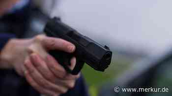 18-Jähriger schießt mit Schreckschusswaffe aus fahrendem Auto: Polizei ermittelt