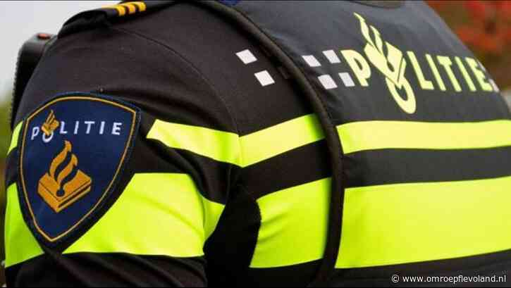 Flevoland - Politie neemt 15.000 euro, vier auto's, Rolex en machetes in beslag tijdens invallen