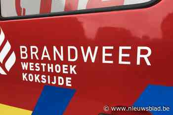 Brandweer ruimt weggewaaide glaspanelen van terras op