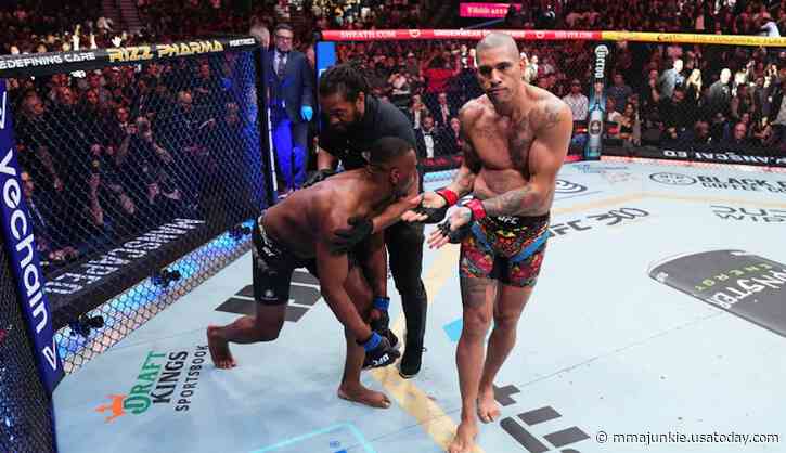 Alex Pereira on Jamahal Hill's late reaction to UFC 300 celebration: 'Maybe he just woke up from the knockout'