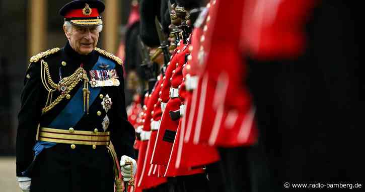 König Charles überreicht Fahnen an Irish Guards
