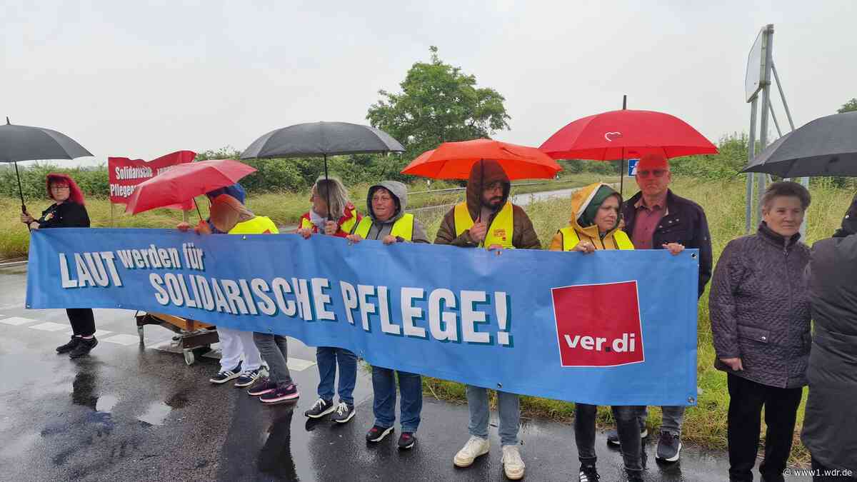 Pflegenotstand: Ungewöhnlicher Protest an der A40 in Moers