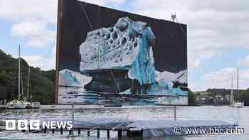 Floating iceberg paintings bring climate message