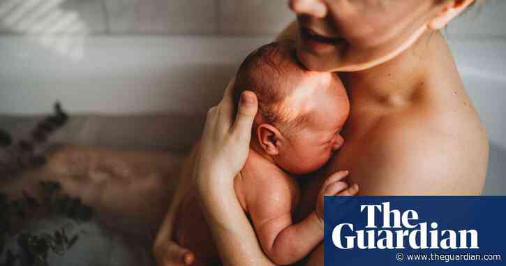 Water births do not increase risk of complications, study finds