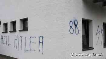 „Eindeutig rechtsradikal“: Nazi-Parolen an Gebäudefassade im Geretsrieder Stadtzentrum entdeckt