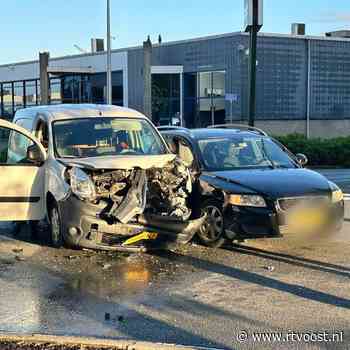 112 Nieuws: Forse schade aan auto bij aanrijding Nijverdal