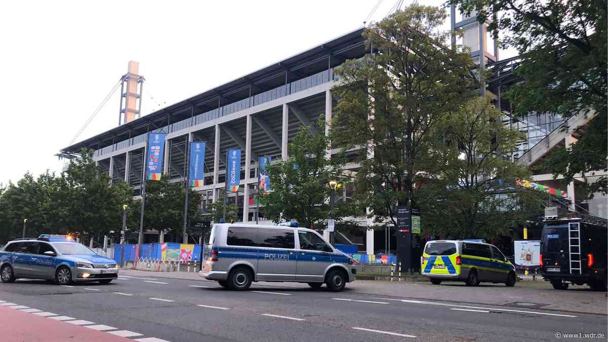 Polizei inspiziert Kölner Stadion - Großeinsatz vor Beginn der EM