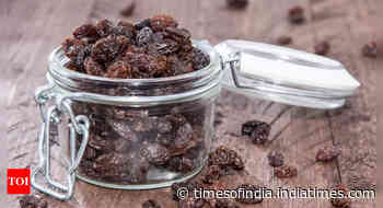 Benefits of eating 6 soaked black raisins