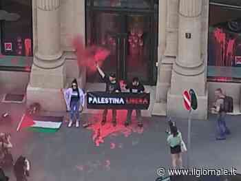 Blitz con la vernice e slogan: ProPal ed ecovandali assaltano la sede di JpMorgan