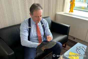 Het Koninklijk Paleis maak je niet vuil: Bart De Wever poetste zijn Tongerse schoenen voor bezoek aan de koning