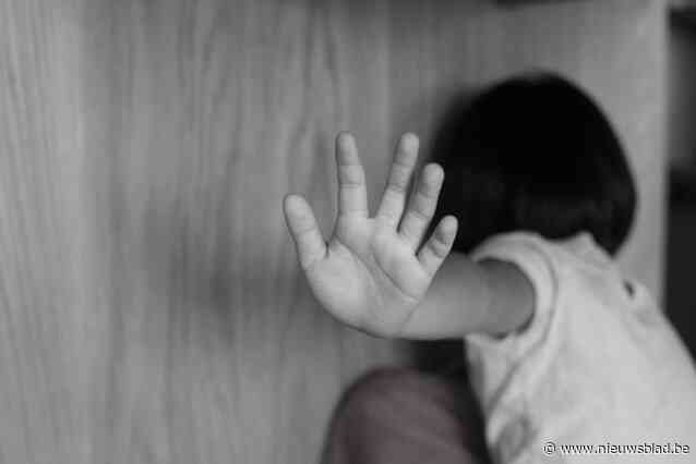 Vader (43) ontkent jarenlang misbruik van zwakbegaafde dochtertjes: “Het is allemaal blablabla”