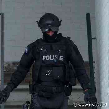 112 Nieuws: politie doet inval in woning Enschede