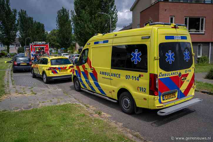 Fietsaccu vliegt in brand, bewoner ademt rook in en moet naar ziekenhuis