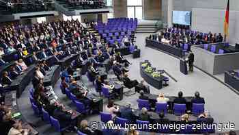 Als Plenum applaudiert, reagiert Selenskyj mit besonderer Geste