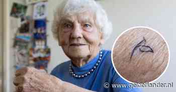 Henny laat op 91-jarige leeftijd haar eerste tattoo zetten, nu heeft ze spijt... dat hij niet groter is
